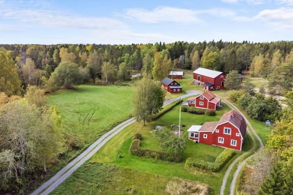 Gård – Hallstavik, Norrtälje