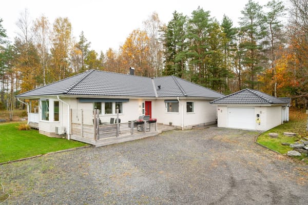 Villa – Hyssna, Mark